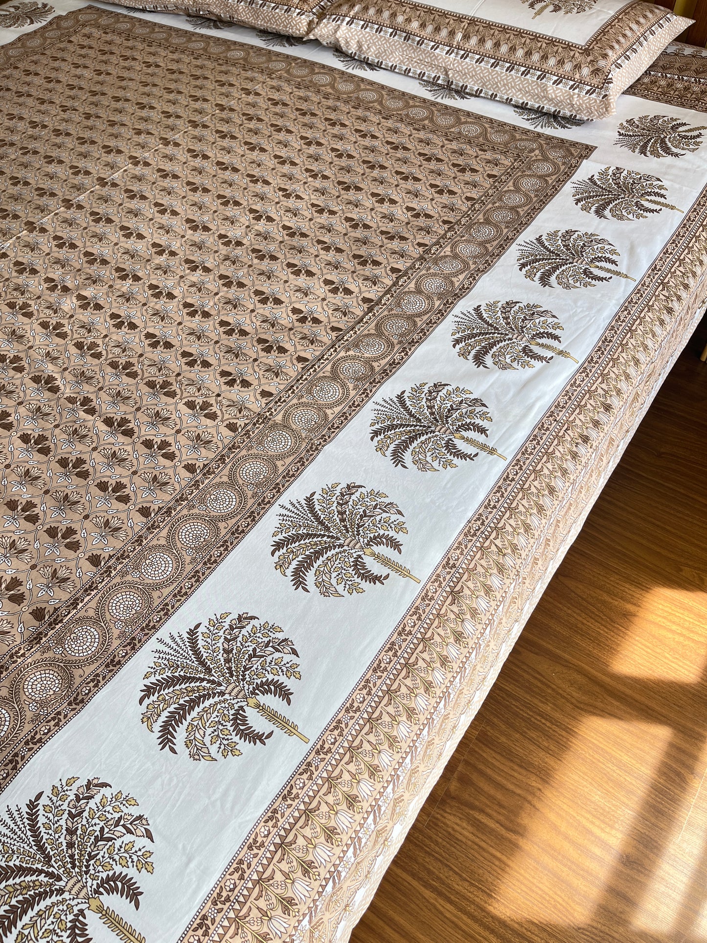 Sandy Palm Cotton Queen Size Bedsheet with 2 pillow covers (90”*108”)