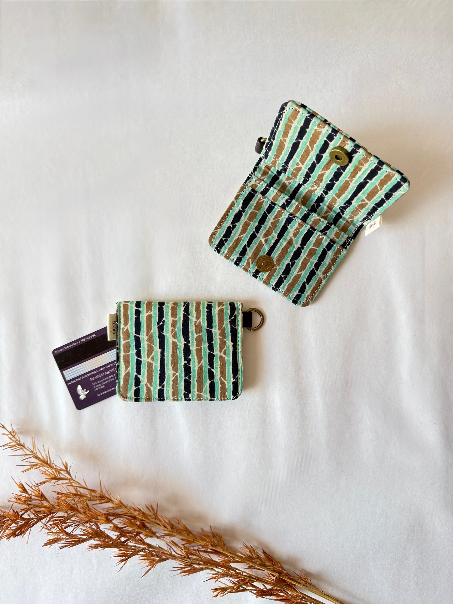 Verdant Veins Card Wallet – Compact Security with a Touch of Tradition