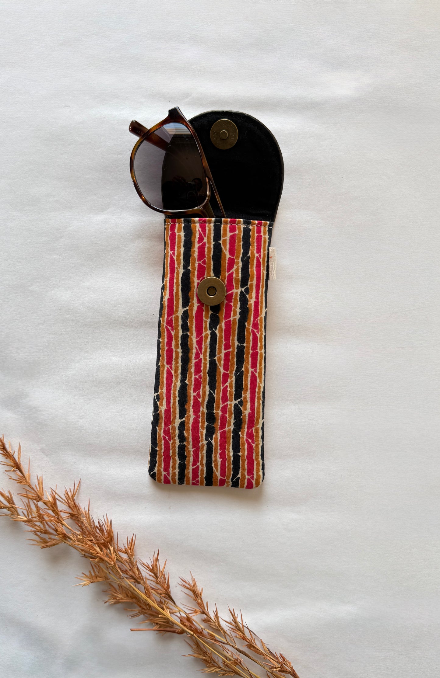 Sunset Veins Sunglass Cover – Gentle Guard for Your Shades