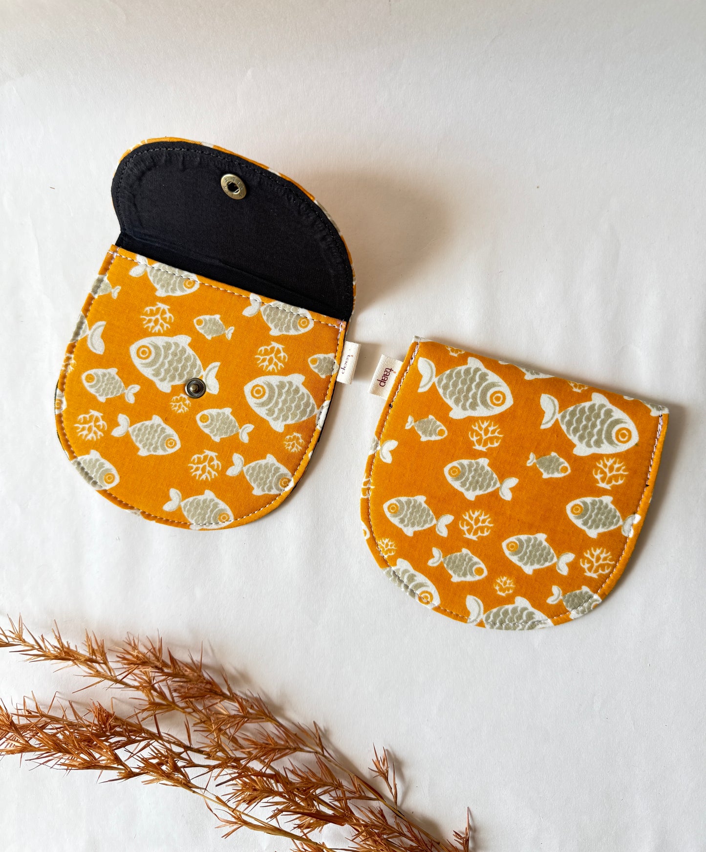 Golden Reef Money Pouch – Pocket-Sized Organizer for Everyday Essentials