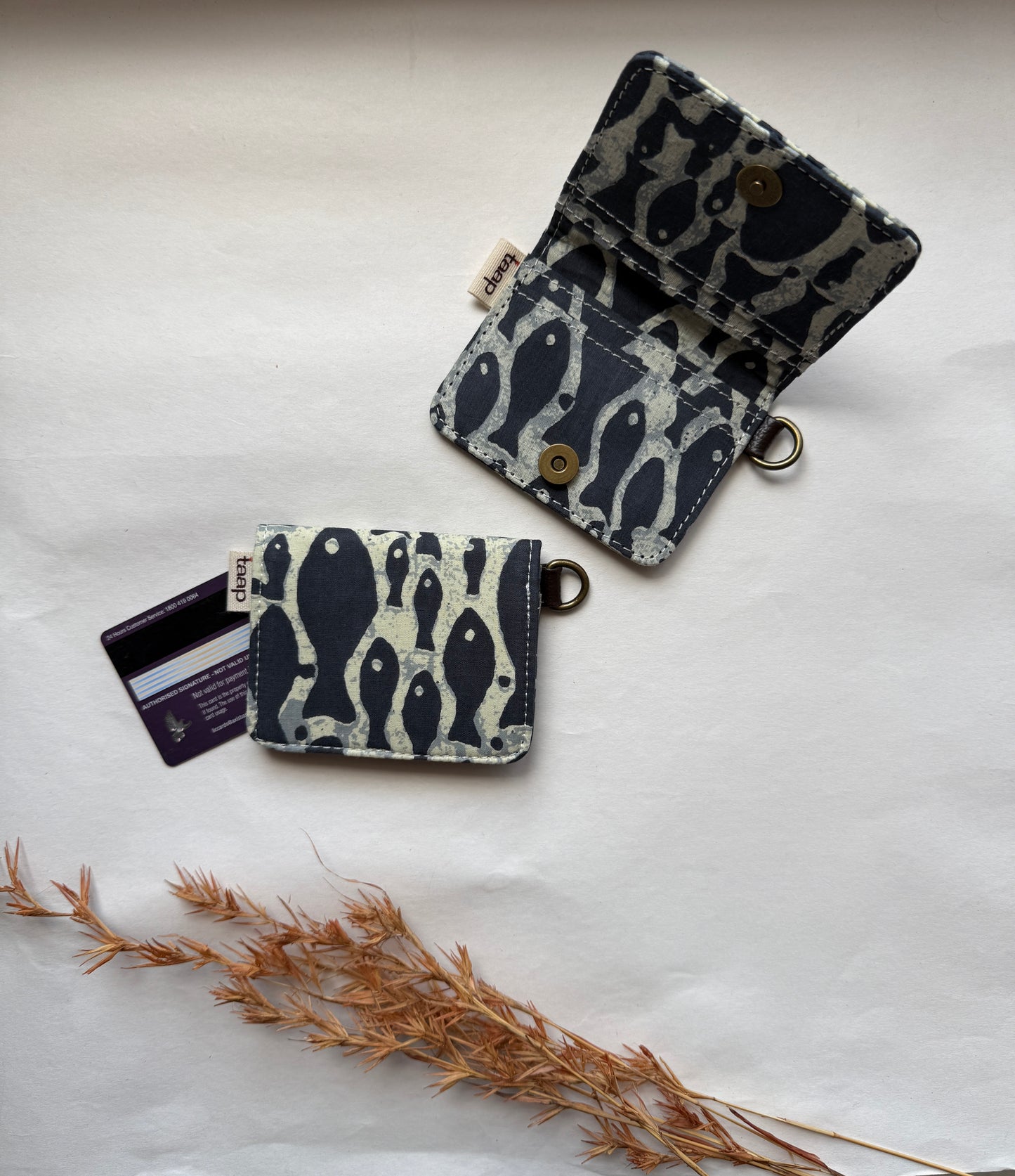 Grey Shoal Card Wallet – Compact Security with a Touch of Tradition