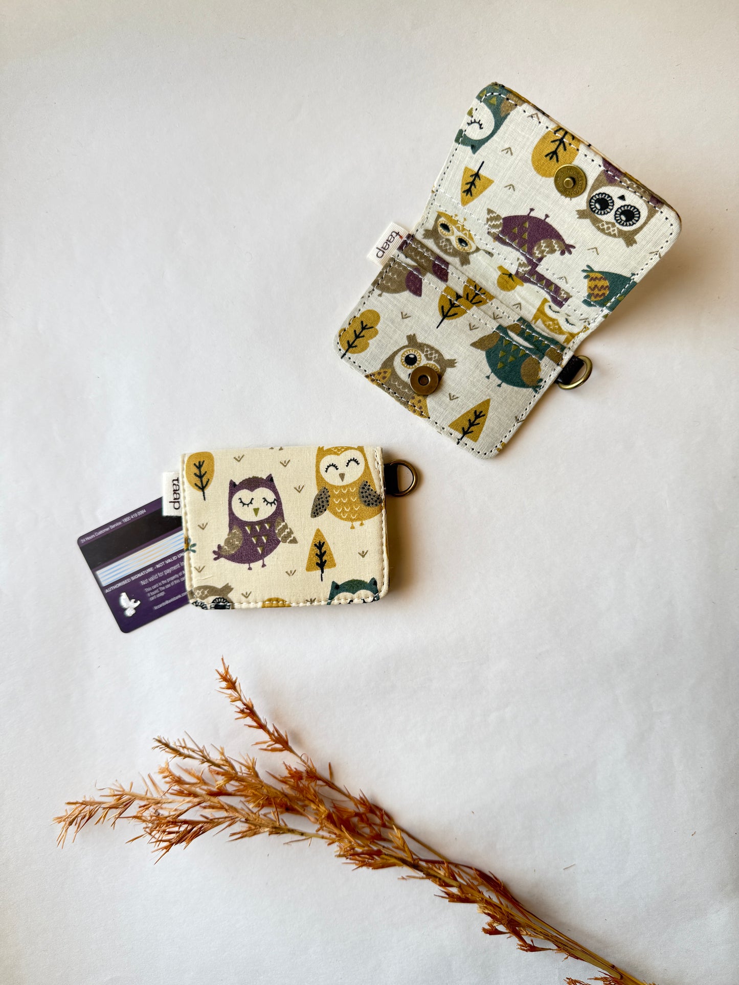 Sage Forest Owl Card Wallet – Compact Security with a Touch of Tradition