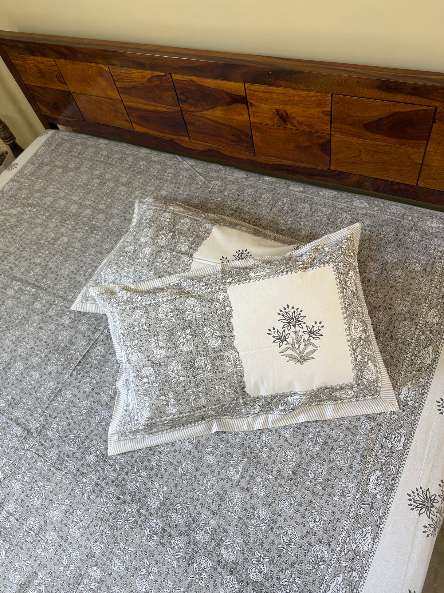 Dewdrop Gey Cotton Queen Size Bedsheet with 2 Pillow Covers (90”*108”)