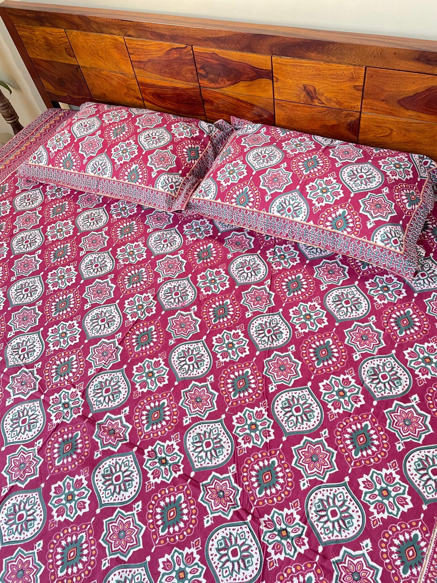 Magenta Traditional Cotton Queen Size Bedsheet with 2 Pillow Covers (90”*108”)