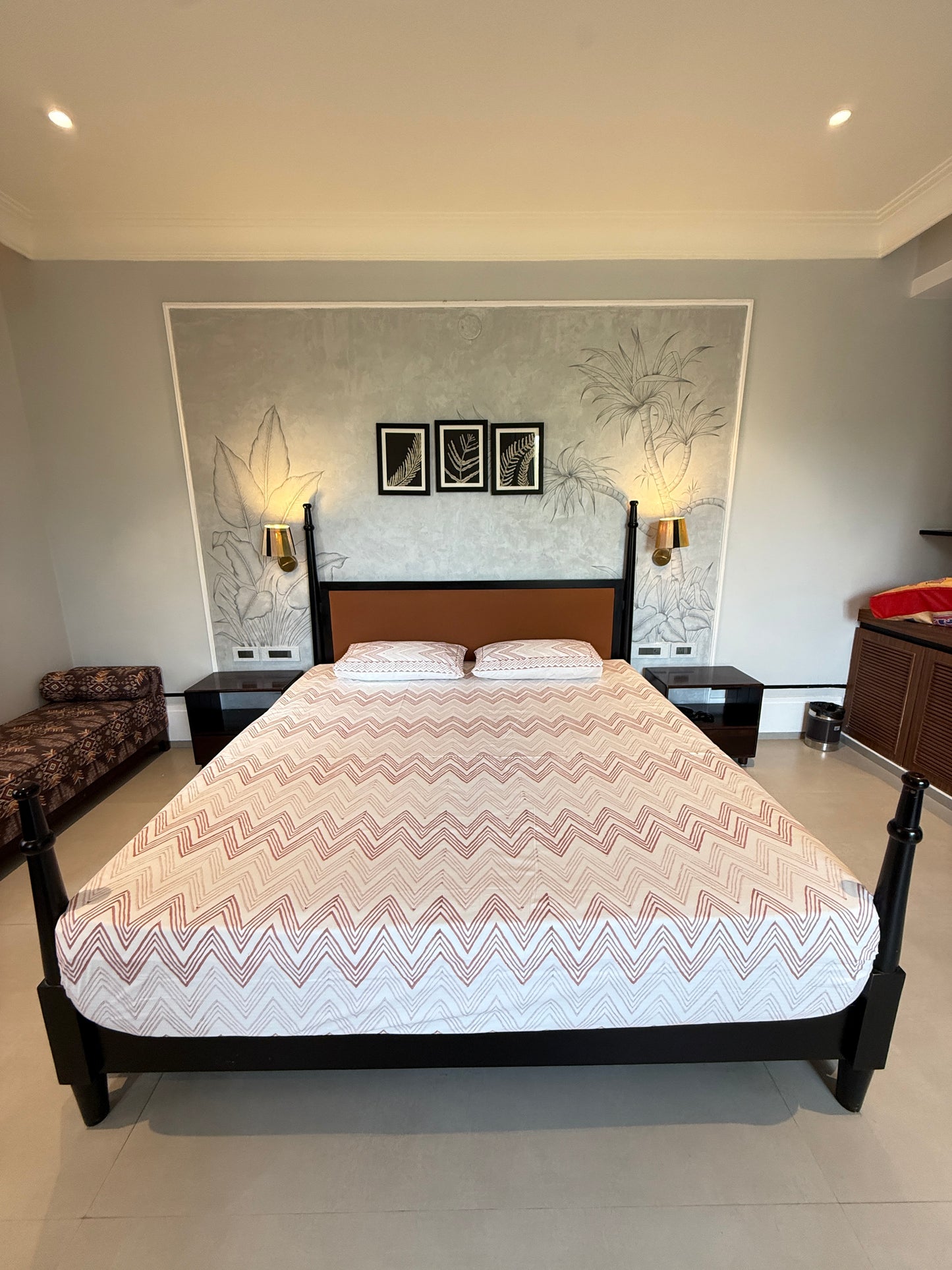 Chevron Bloom HandBlock King Size Bedsheet with 2 Pillow Covers (108”*108”)