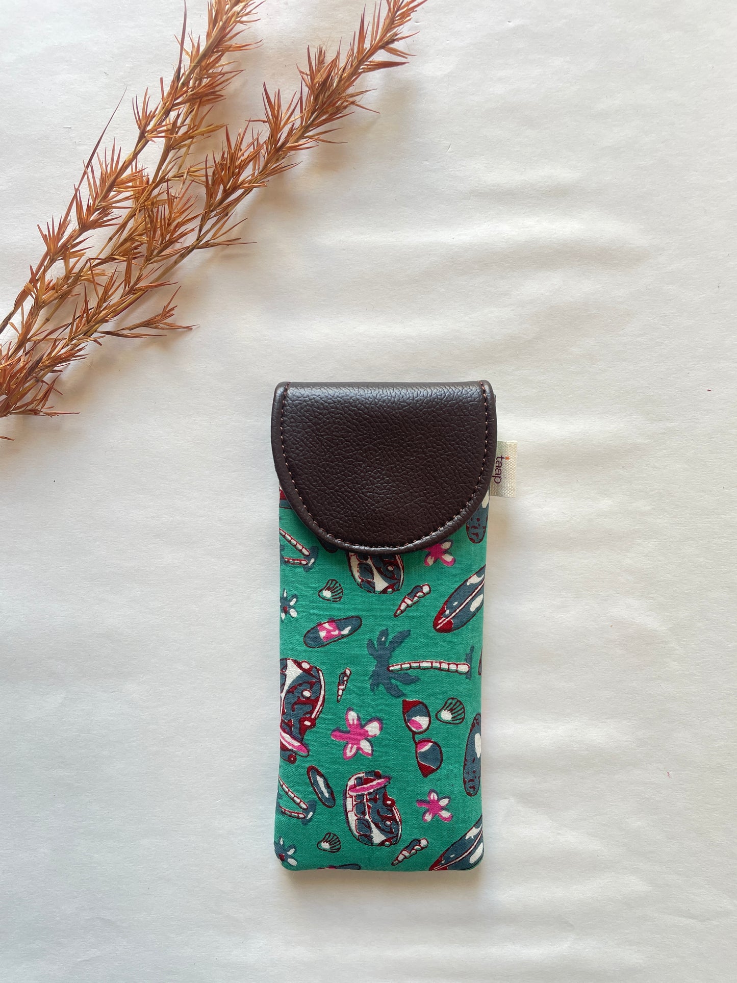 Beachy Sunglass Cover – Gentle Guard for Your Shades