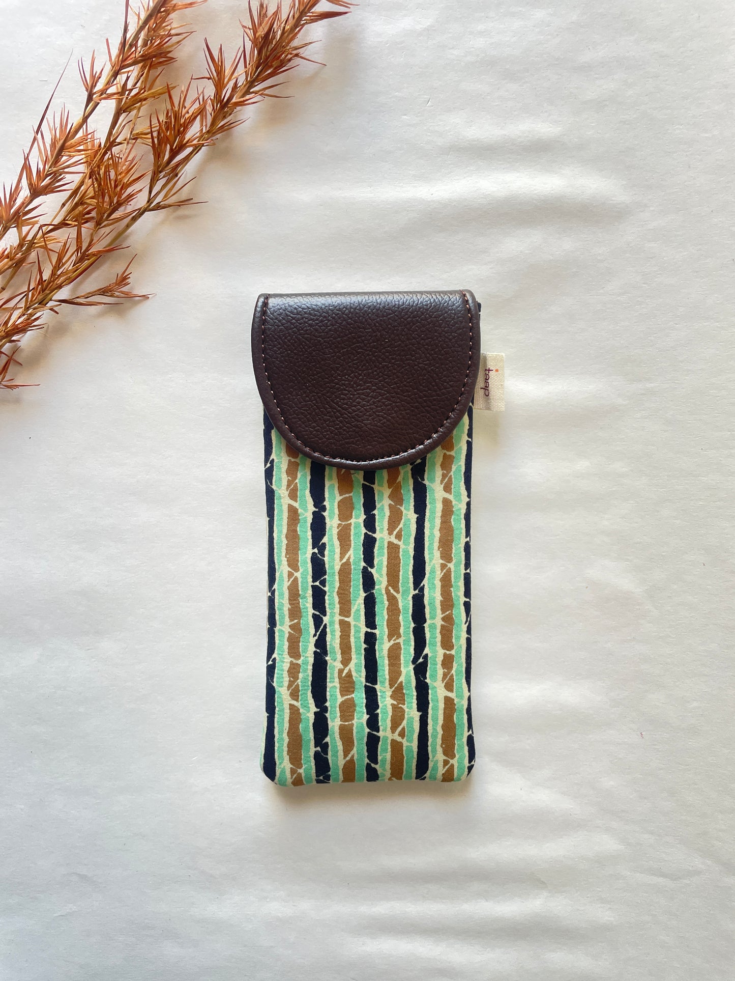 Verdant Veins Sunglass Cover – Gentle Guard for Your Shades