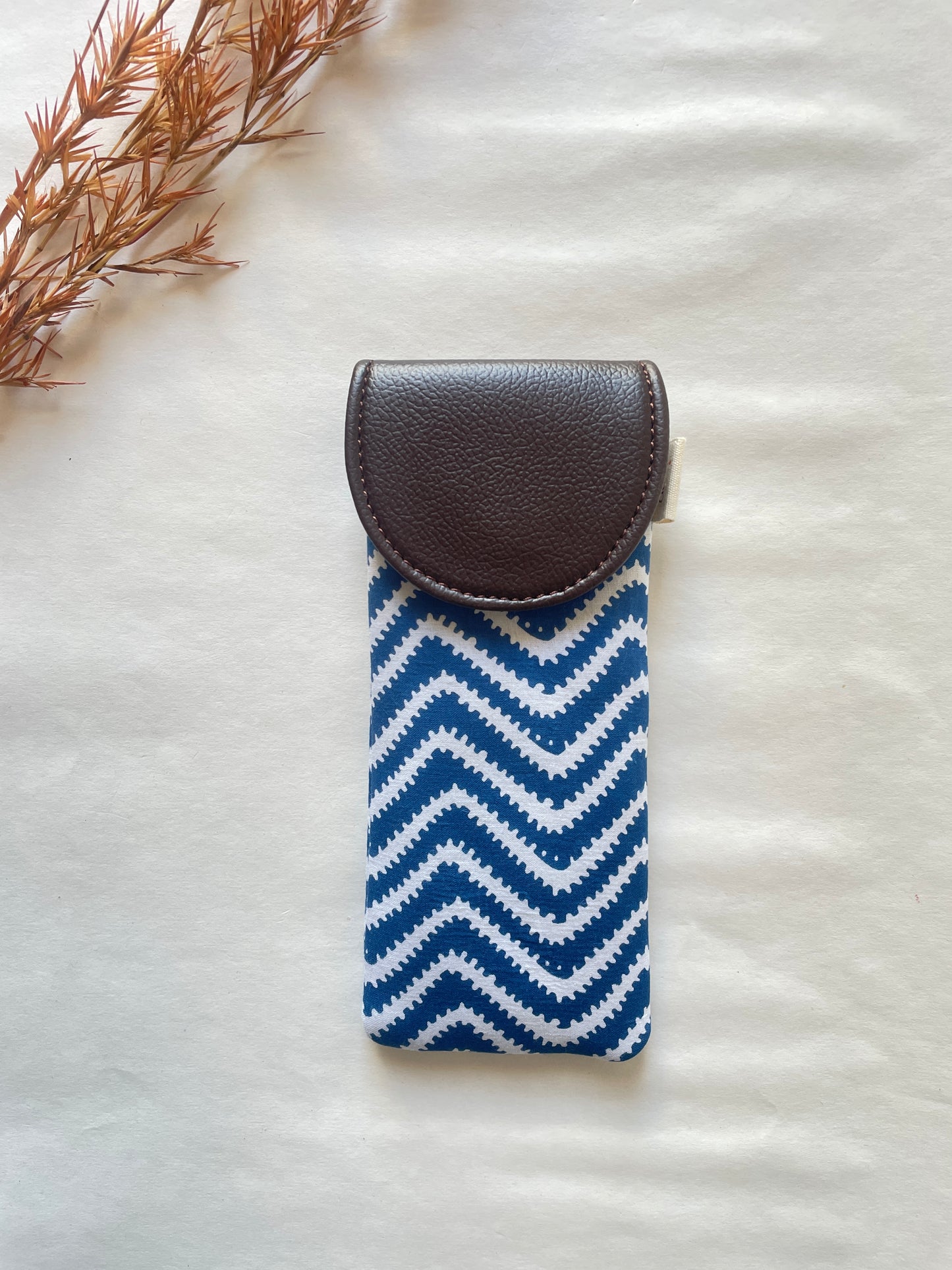 Zig Tide Sunglass Cover – Gentle Guard for Your Shades