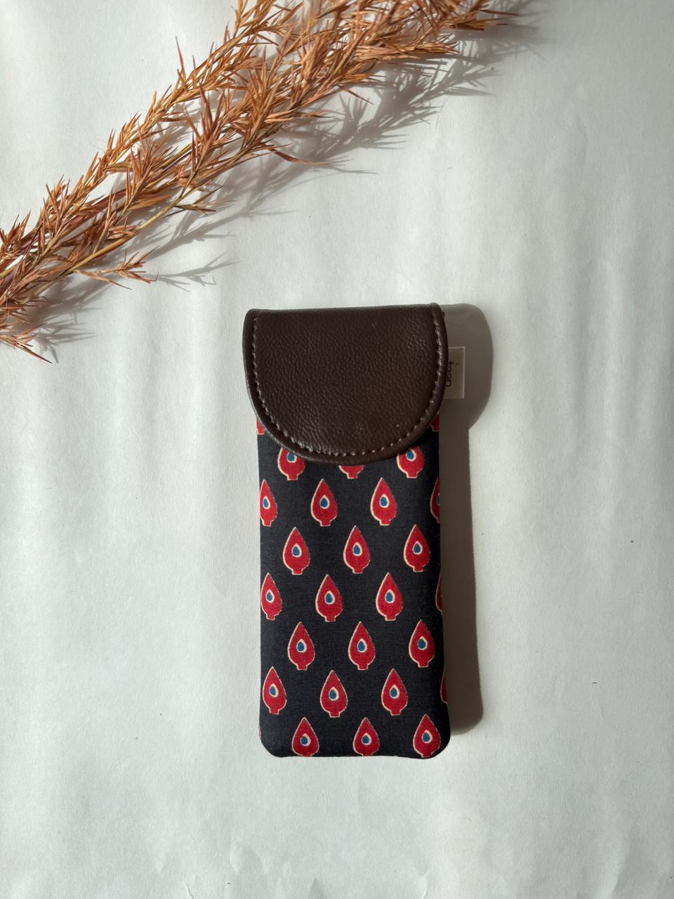 Black Peacock Teardrop Sunglass Cover – Gentle Guard for Your Shades