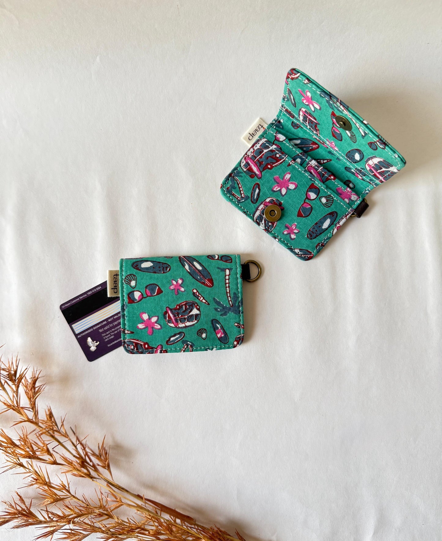 Beachy Card Wallet – Compact Security with a Touch of Tradition