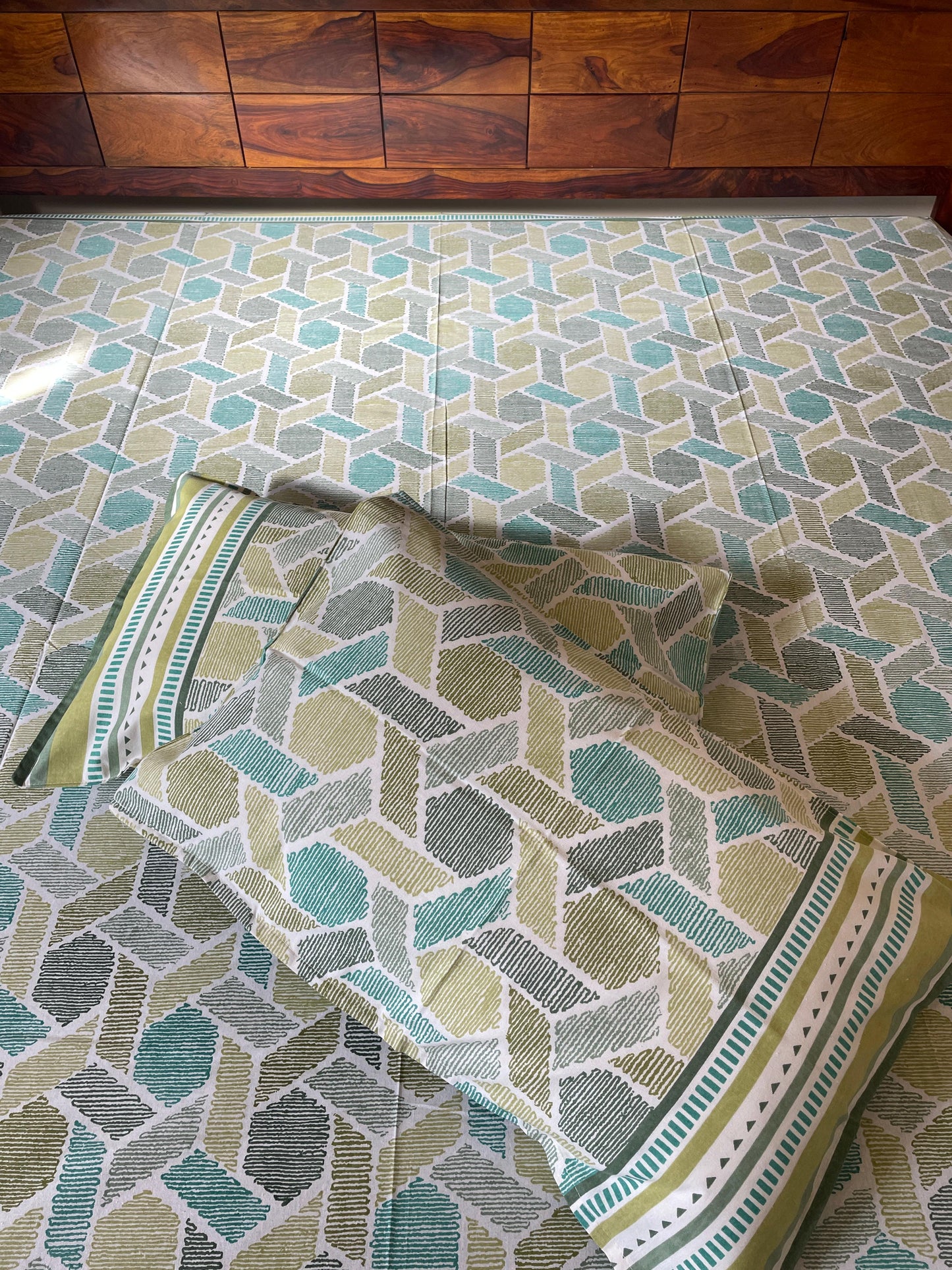 Geometric Multicolour Pure Cotton King Size Bedsheet Set with 2 Pillow Covers (108”*108”)