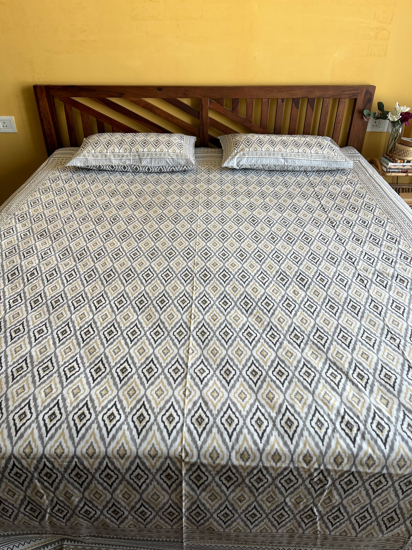 Ikat Geomteric Weave Cotton Queen Size Bedsheet with 2 Pillow Covers (90”*108”)
