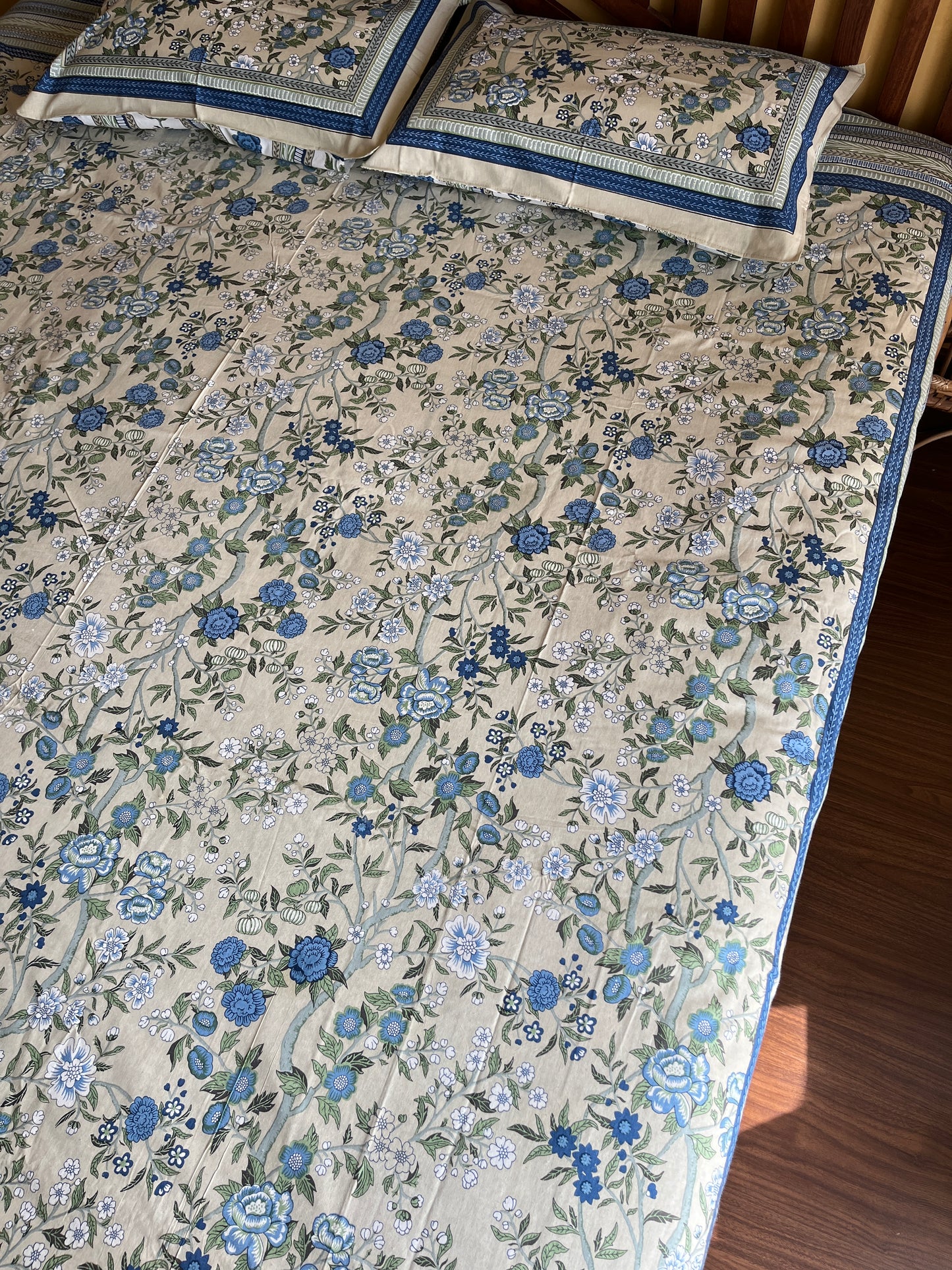 Sea Bloom Cotton Queen Size Bedsheet with 2 Pillow Covers (100”*108”)