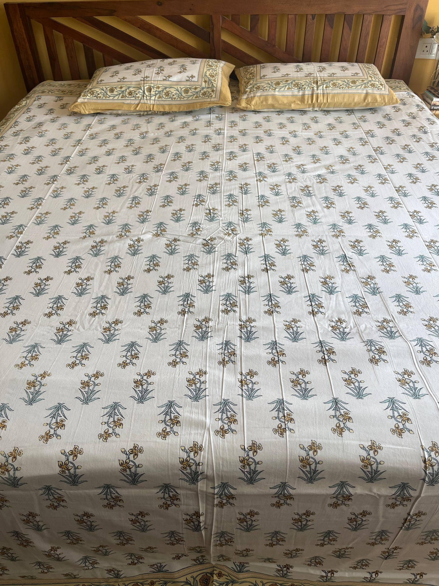 Sunlit Petals Cotton Queen Size Bedsheet with 2 pillow covers (90”*108”)