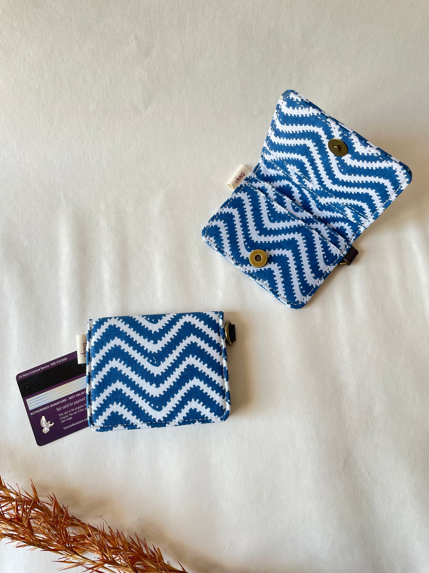 Zig Tide Card Wallet – Compact Security with a Touch of Tradition
