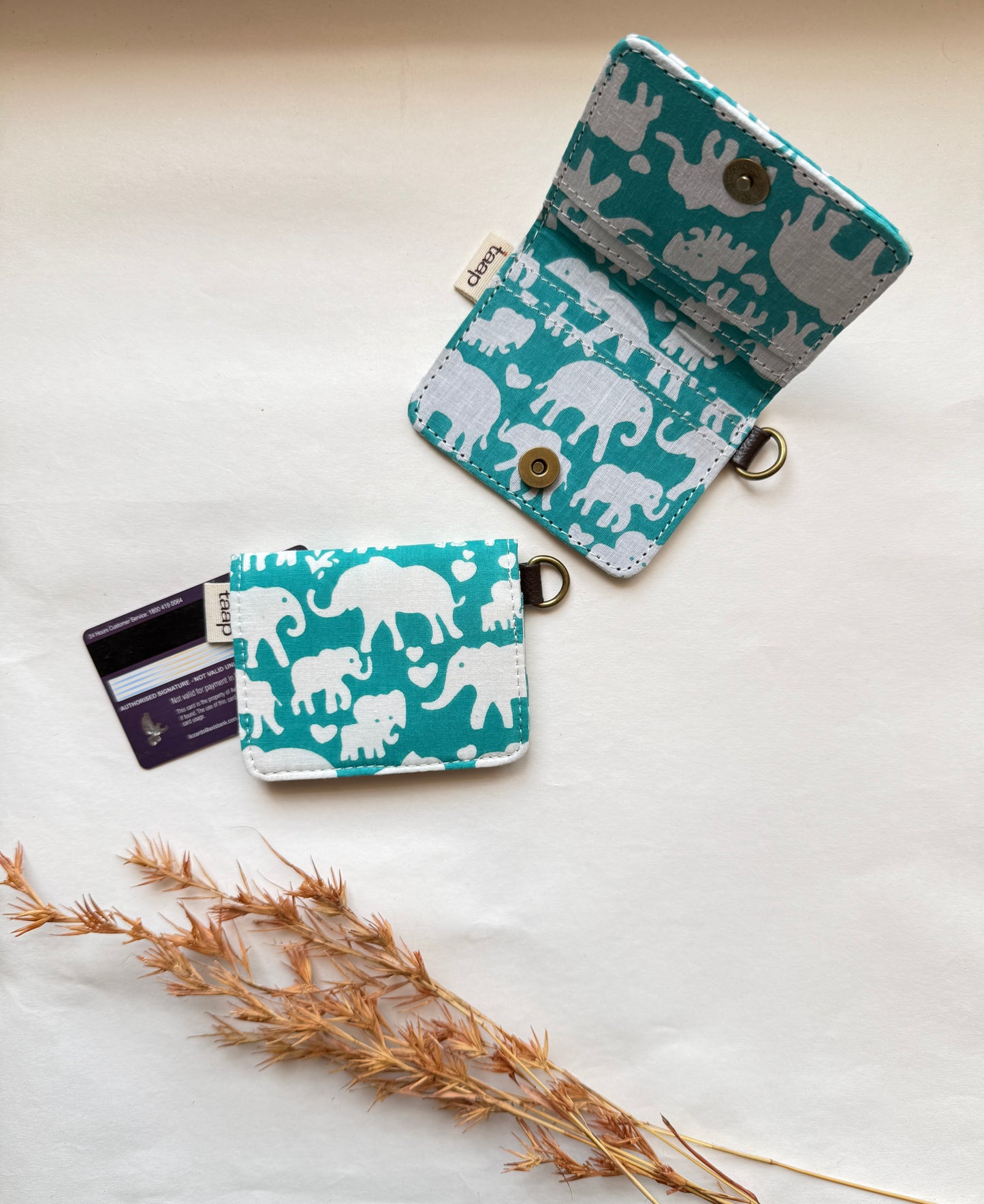 Happy Herd Card Wallet – Compact Security with a Touch of Tradition