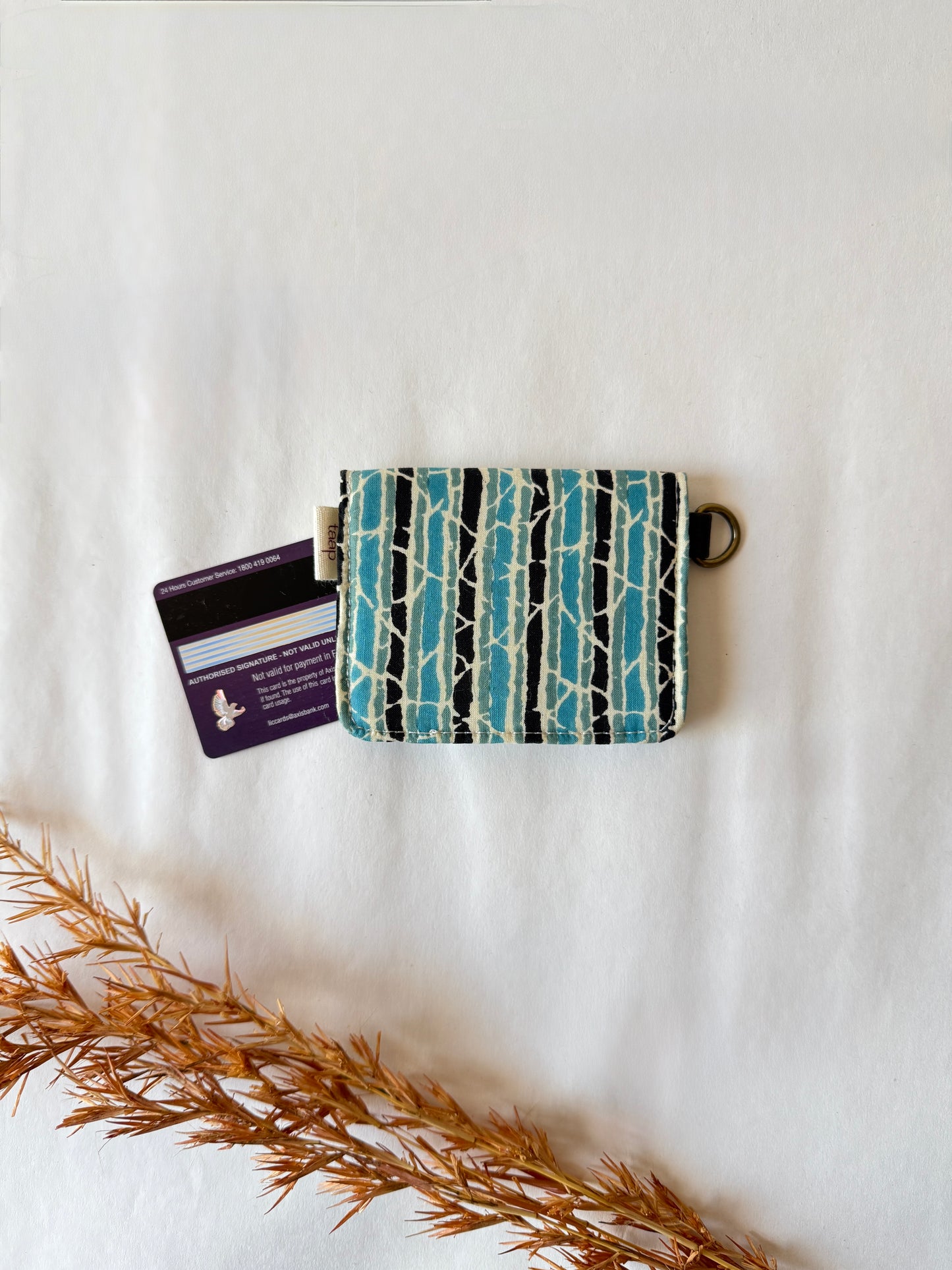 Ocean Veins Card Wallet – Compact Security with a Touch of Tradition