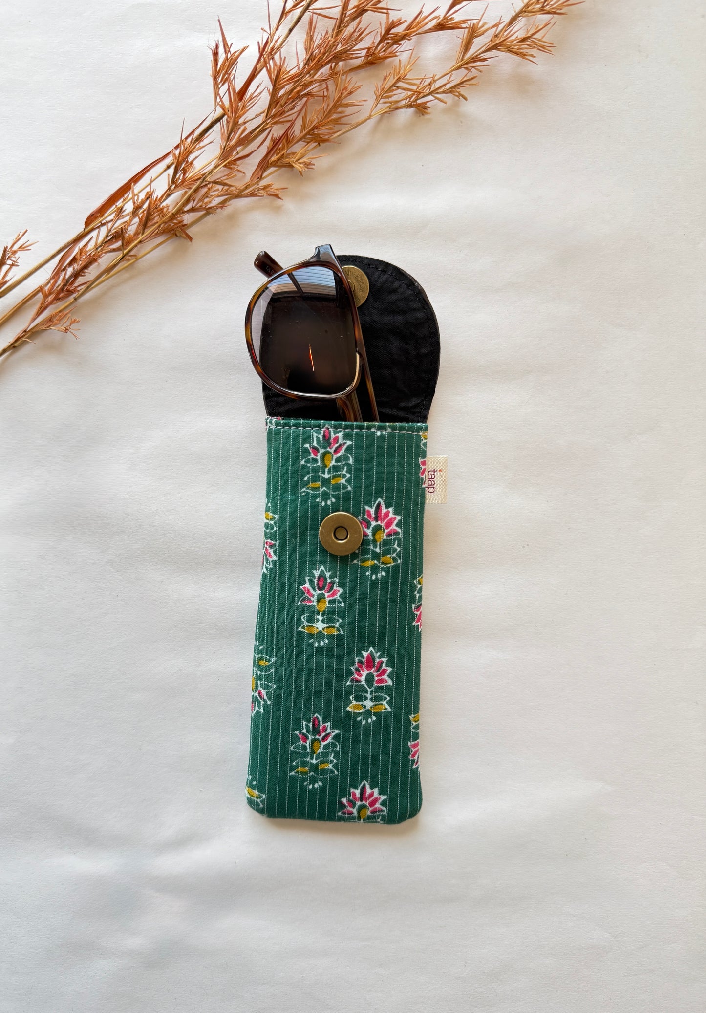 Emerald Petals Sunglass Cover – Gentle Guard for Your Shades