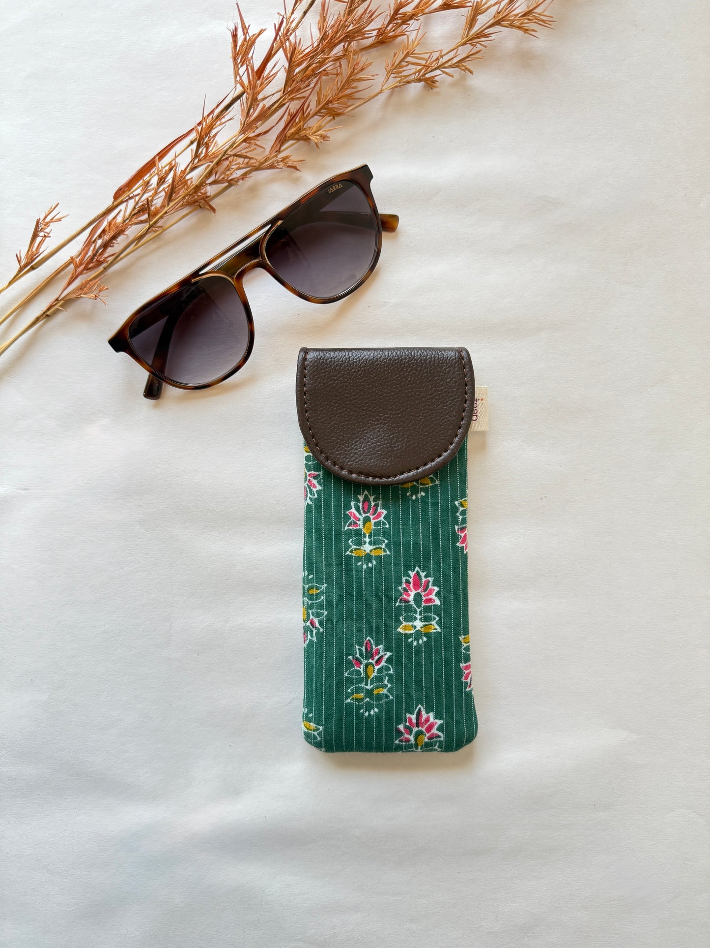 Emerald Petals Sunglass Cover – Gentle Guard for Your Shades