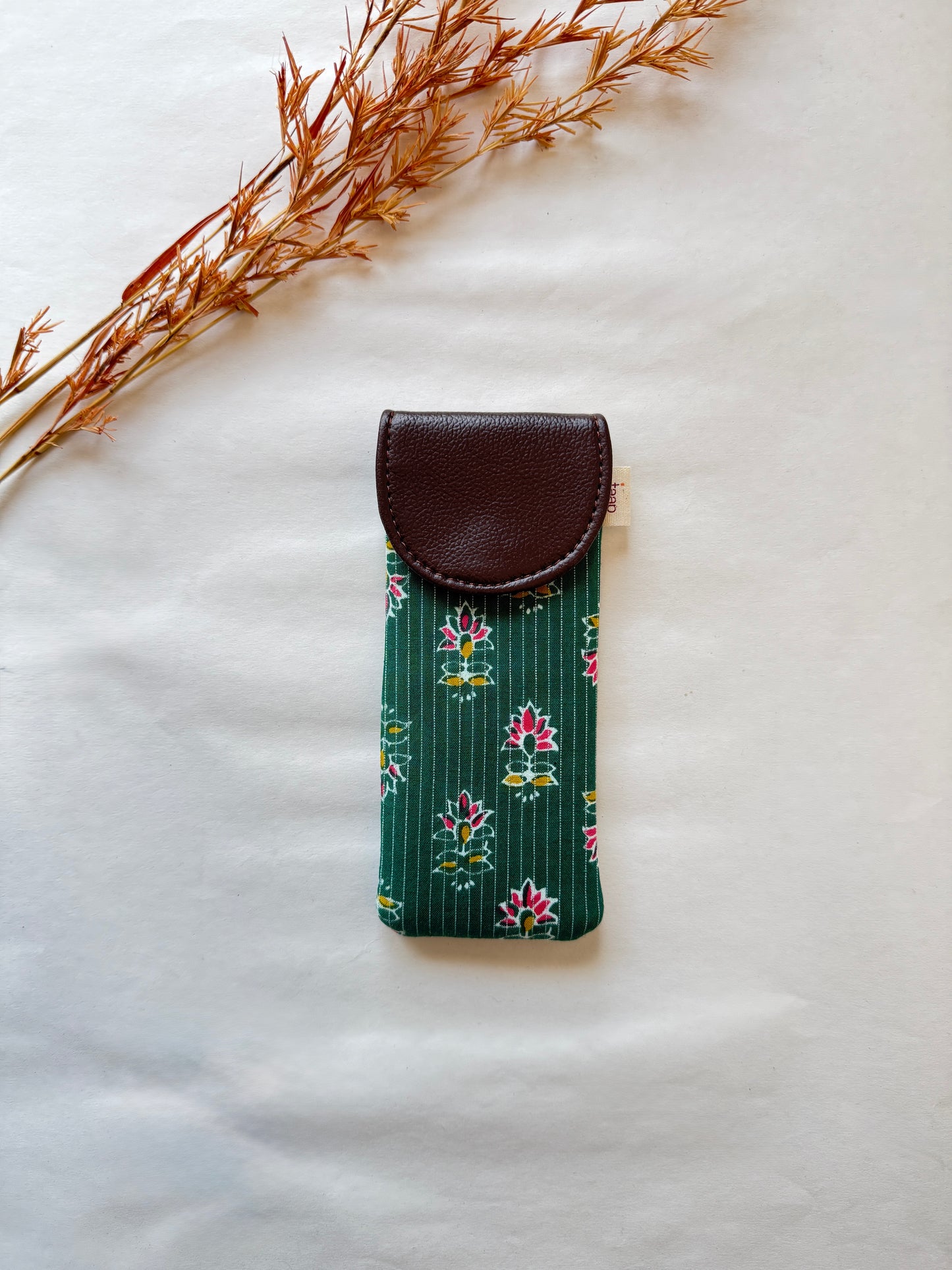 Emerald Petals Sunglass Cover – Gentle Guard for Your Shades