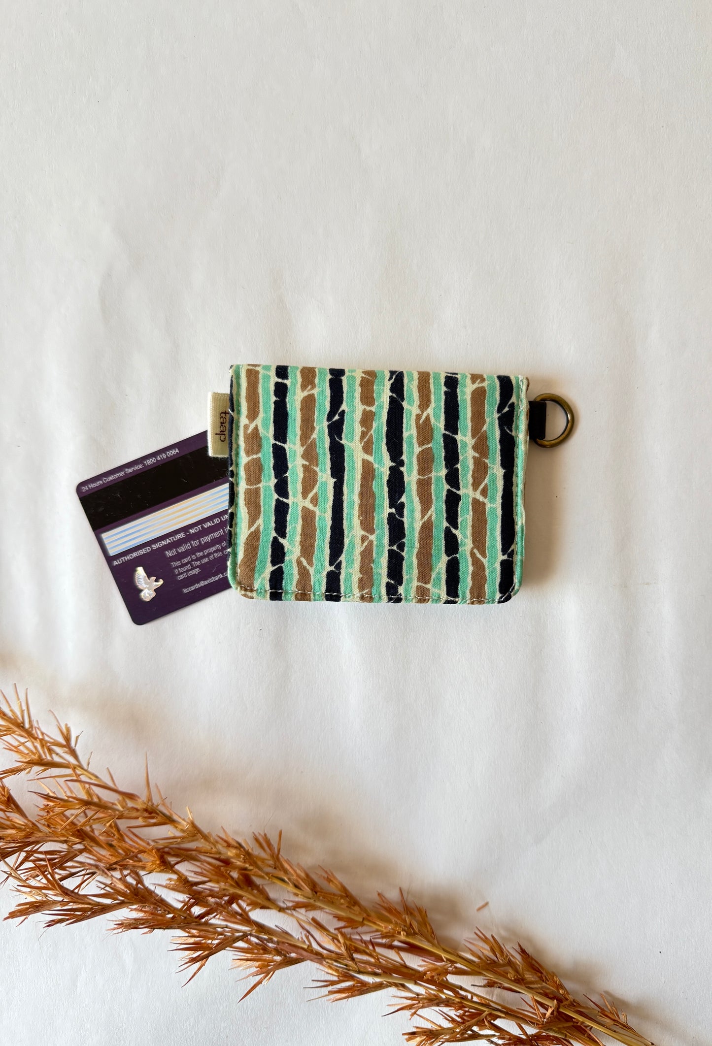 Verdant Veins Card Wallet – Compact Security with a Touch of Tradition