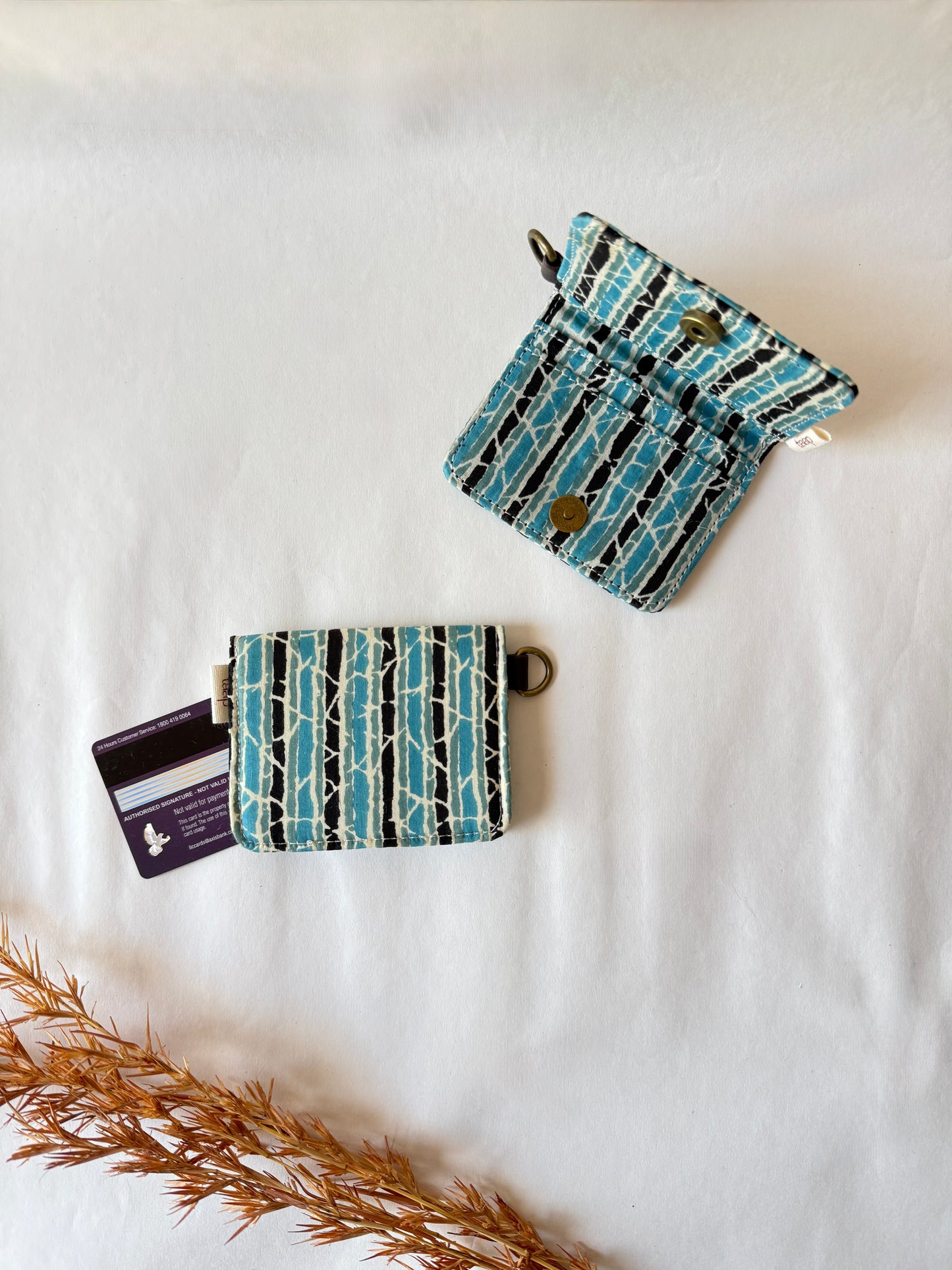 Ocean Veins Card Wallet – Compact Security with a Touch of Tradition