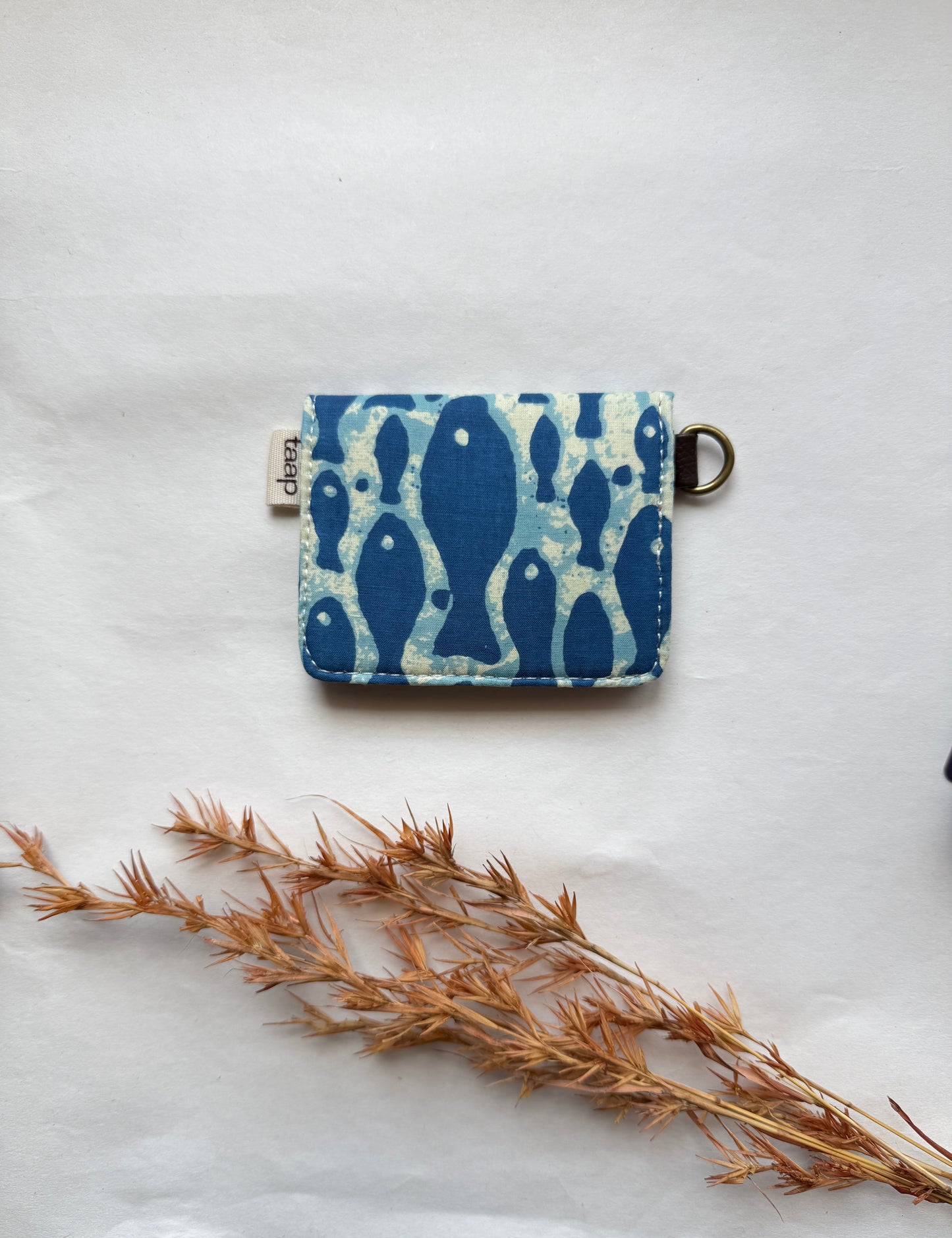 Blue Shoal Card Wallet – Compact Security with a Touch of Tradition