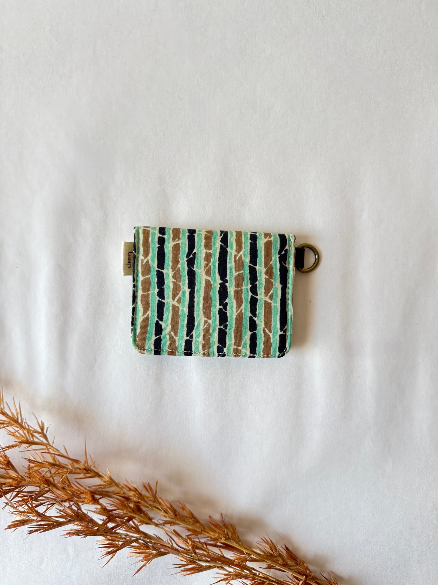 Verdant Veins Card Wallet – Compact Security with a Touch of Tradition