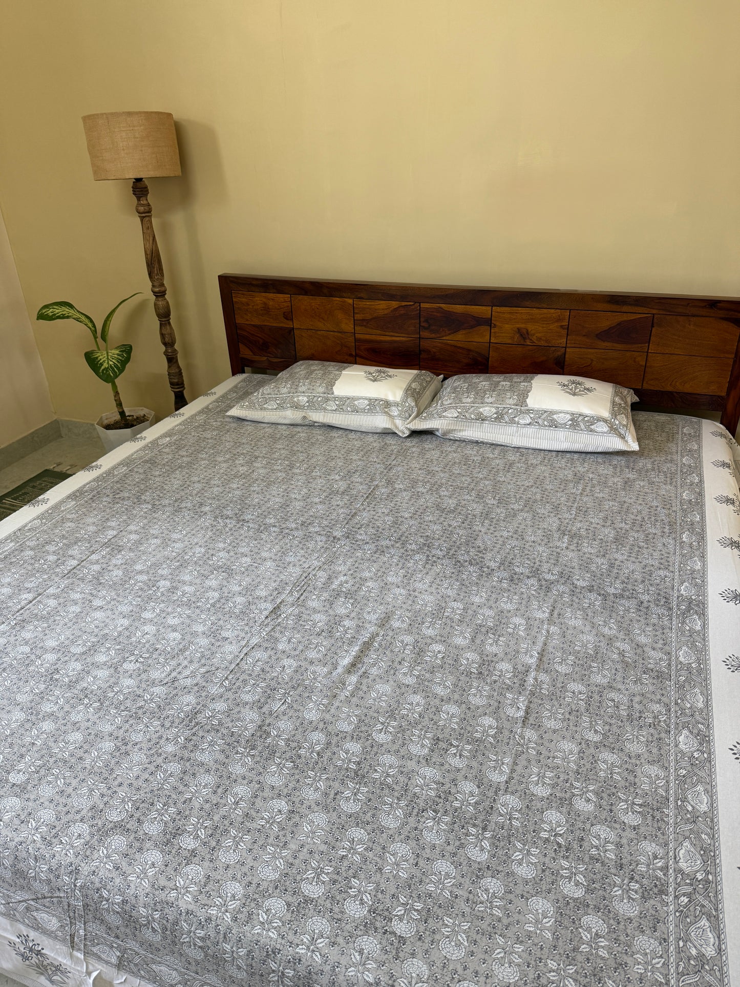 Dewdrop Gey Cotton Queen Size Bedsheet with 2 Pillow Covers (90”*108”)