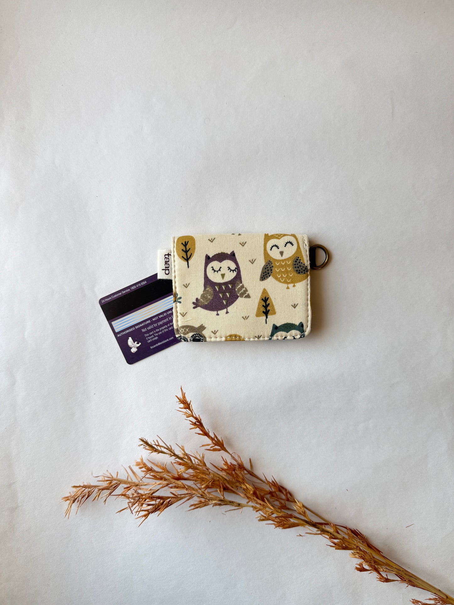Sage Forest Owl Card Wallet – Compact Security with a Touch of Tradition