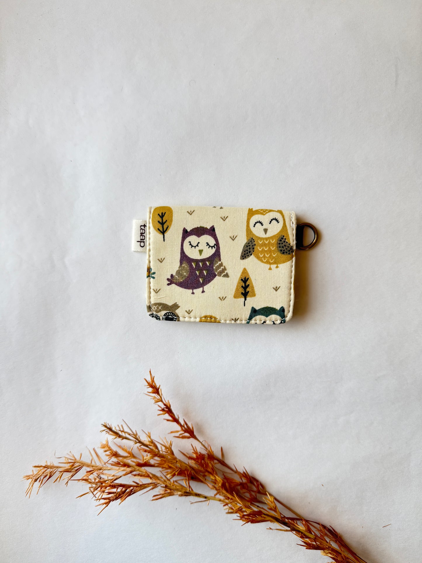 Sage Forest Owl Card Wallet – Compact Security with a Touch of Tradition