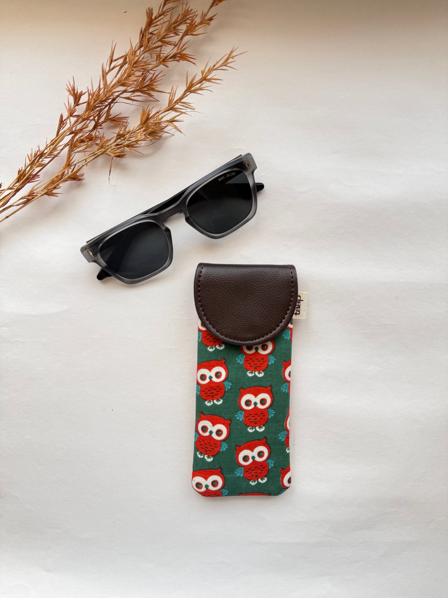 Jolly Hoots Sunglass Cover – Gentle Guard for Your Shades