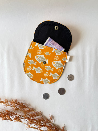 Golden Reef Money Pouch – Pocket-Sized Organizer for Everyday Essentials