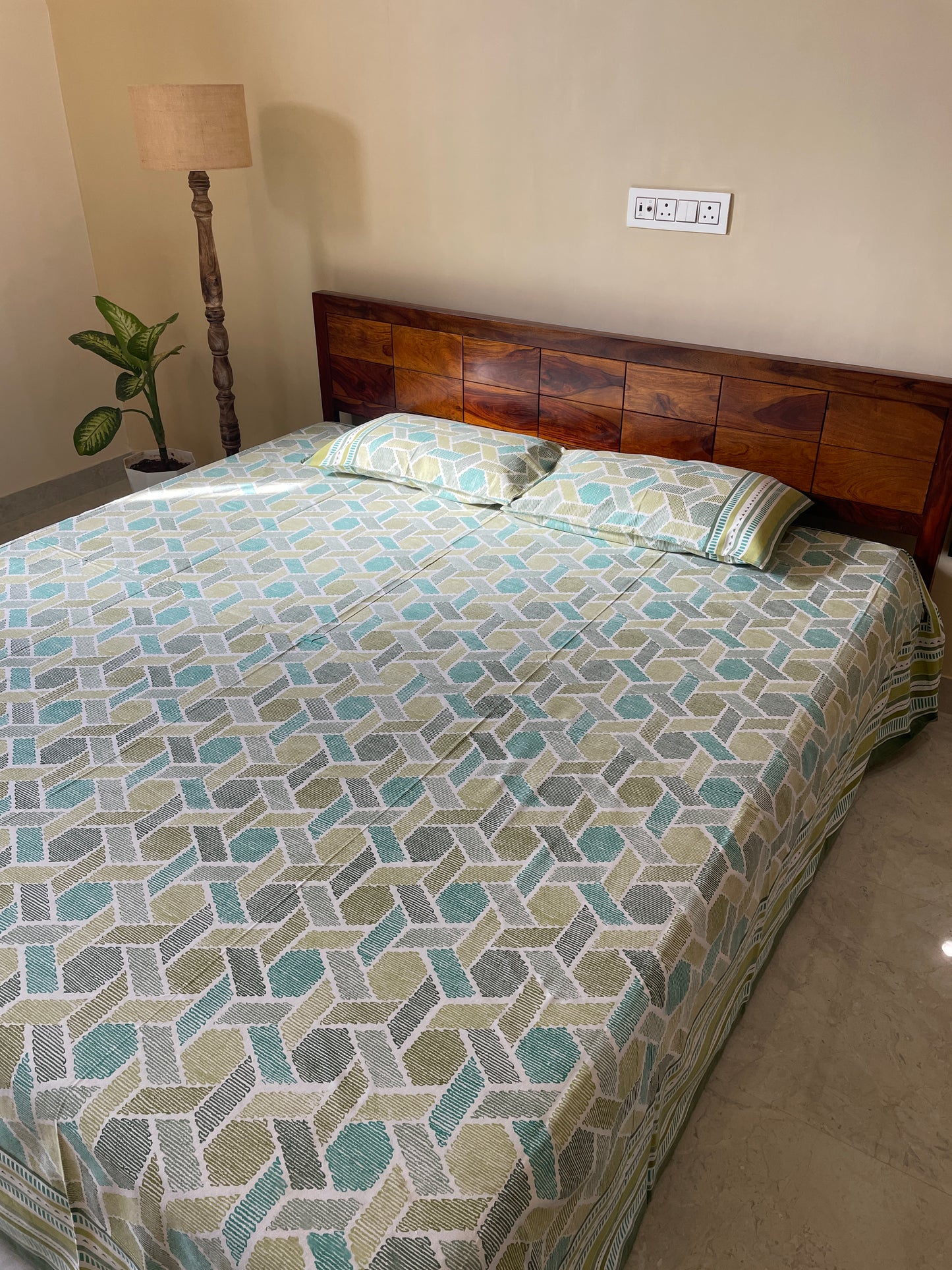 Geometric Multicolour Pure Cotton King Size Bedsheet Set with 2 Pillow Covers  (108”*108”)