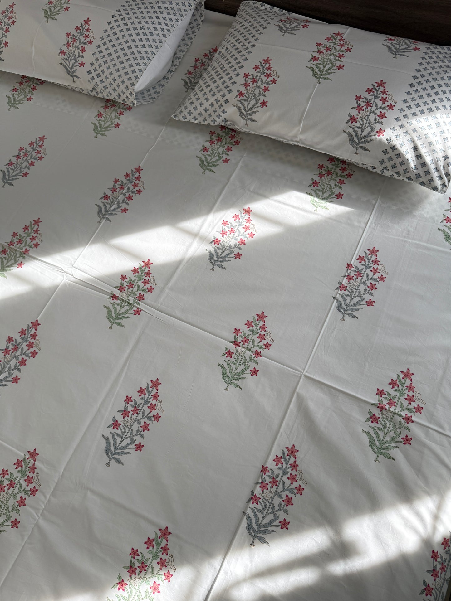 HandBlock Queen Size Bedsheet with 2 Pillow Covers (90”*108”)