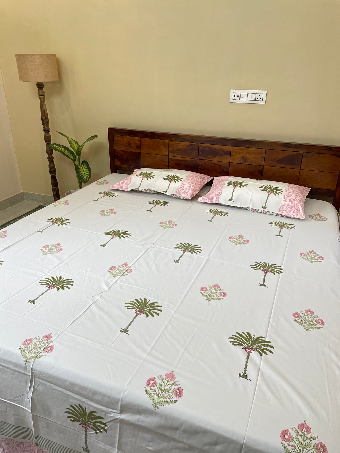 Oasis HandBlock King Size Bedsheet with 2 Pillow Covers (108”*108”)