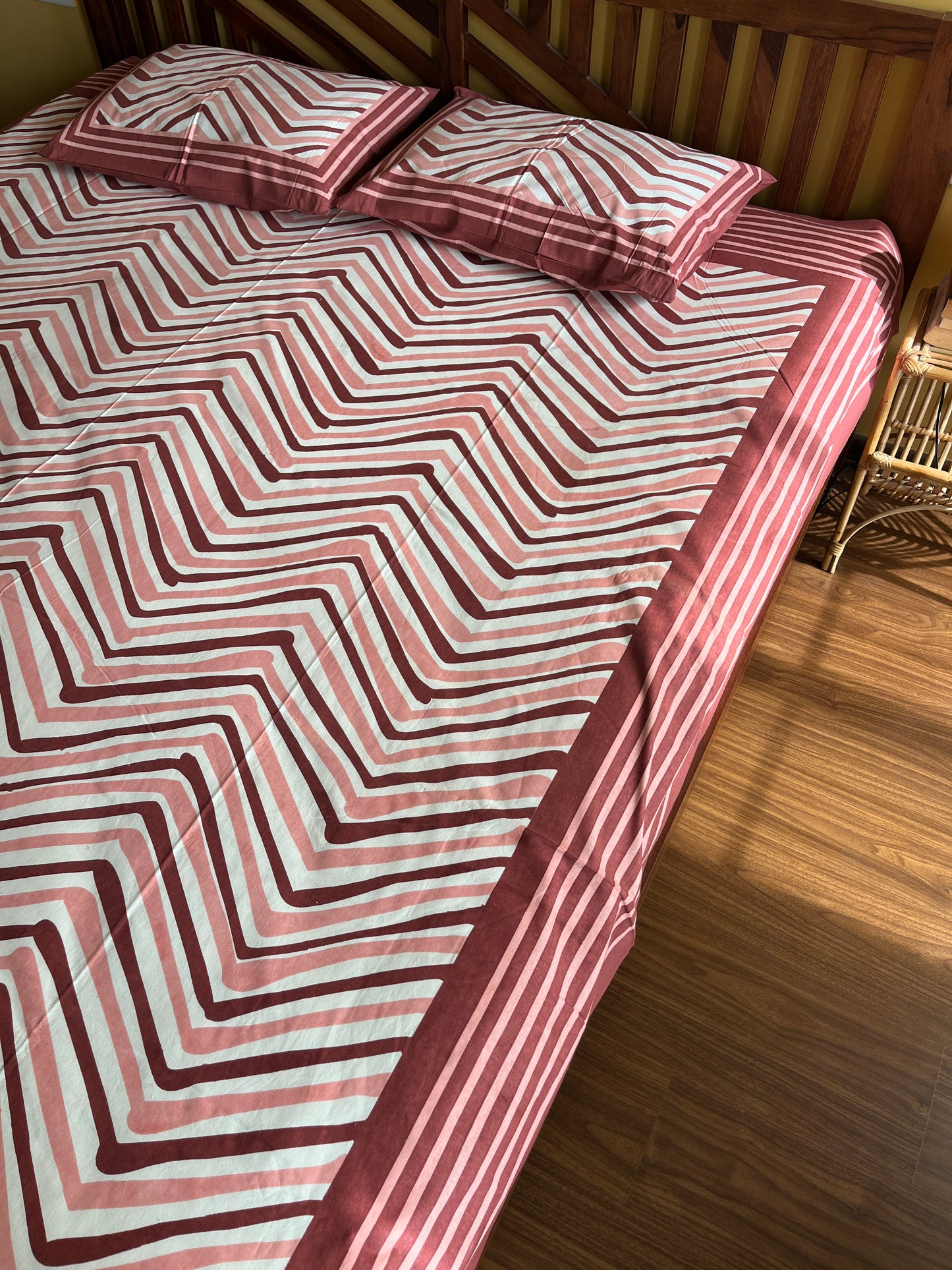 Chevron Cotton Queen Size Bedsheet with 2 Pillow Covers (90”*108”)