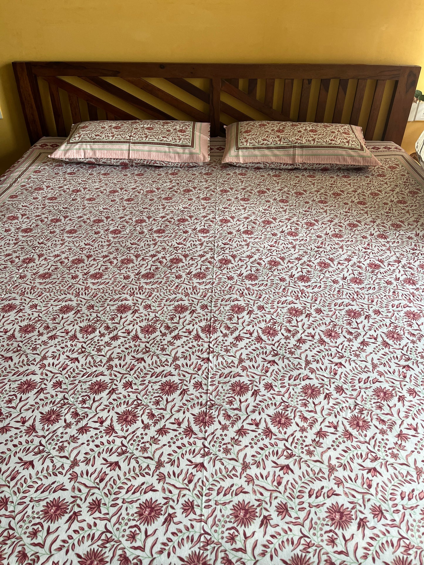 Floral Vintage Cotton Queen Size Bedsheet with 2 Pillow Covers (90”*108”)