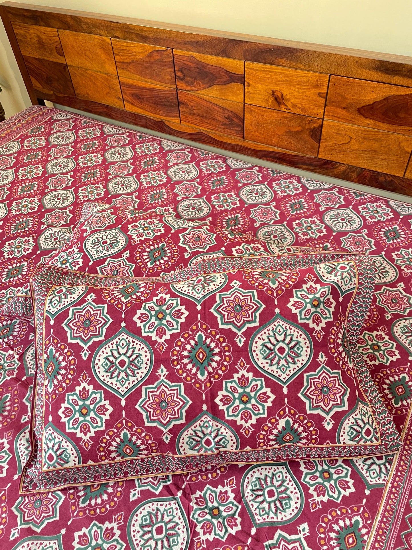 Magenta Traditional Cotton Queen Size Bedsheet with 2 Pillow Covers (90”*108”)