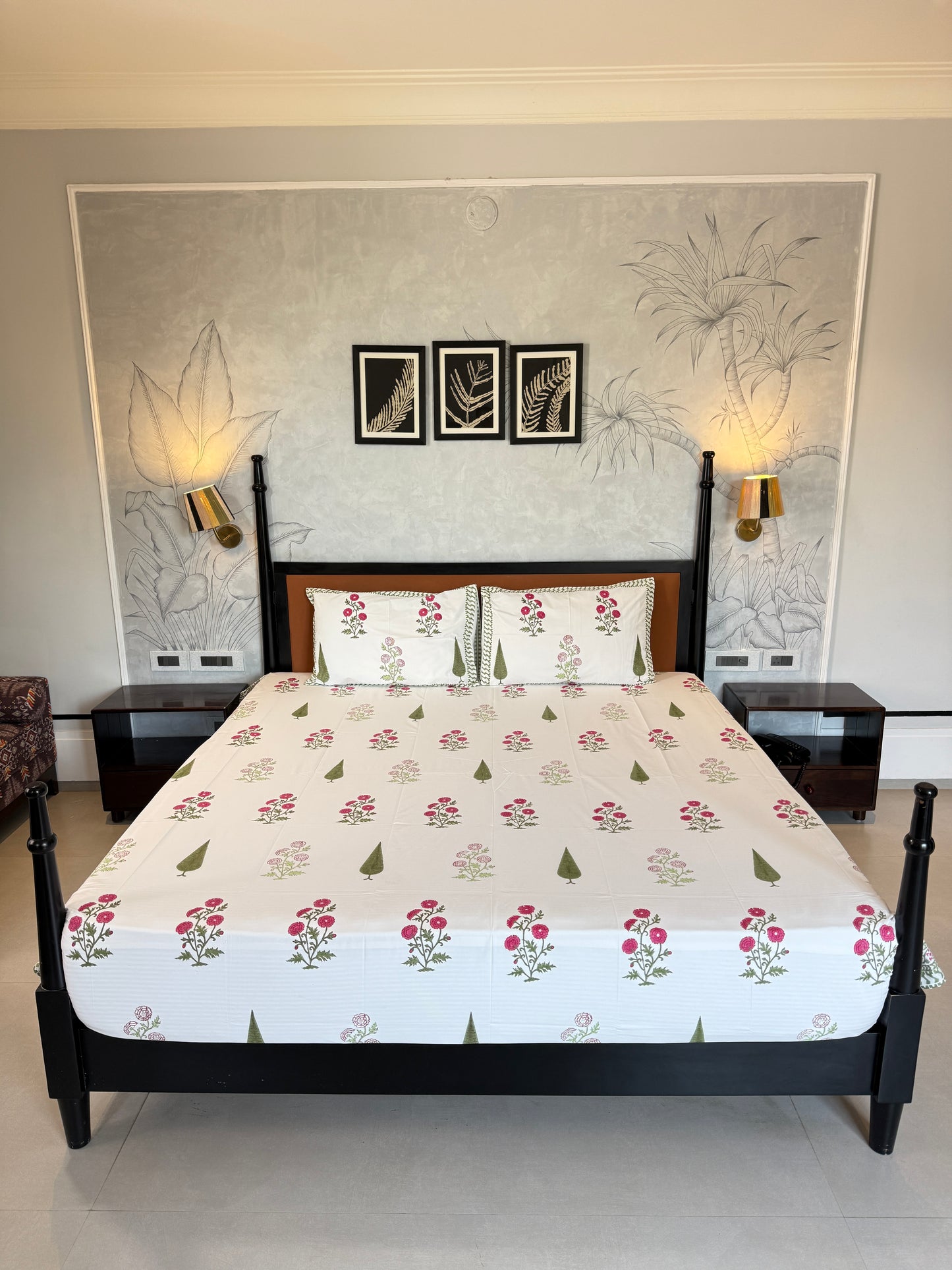 Shaded HandBlock Queen Size Bedsheet Set with 2 Pillow Covers (90”*108”)