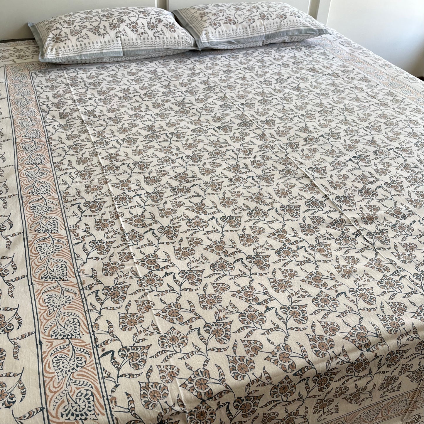 Grey Leaf Print Jaipur Queen Size Bedsheet with 2 Pillow Covers (90”*108”)