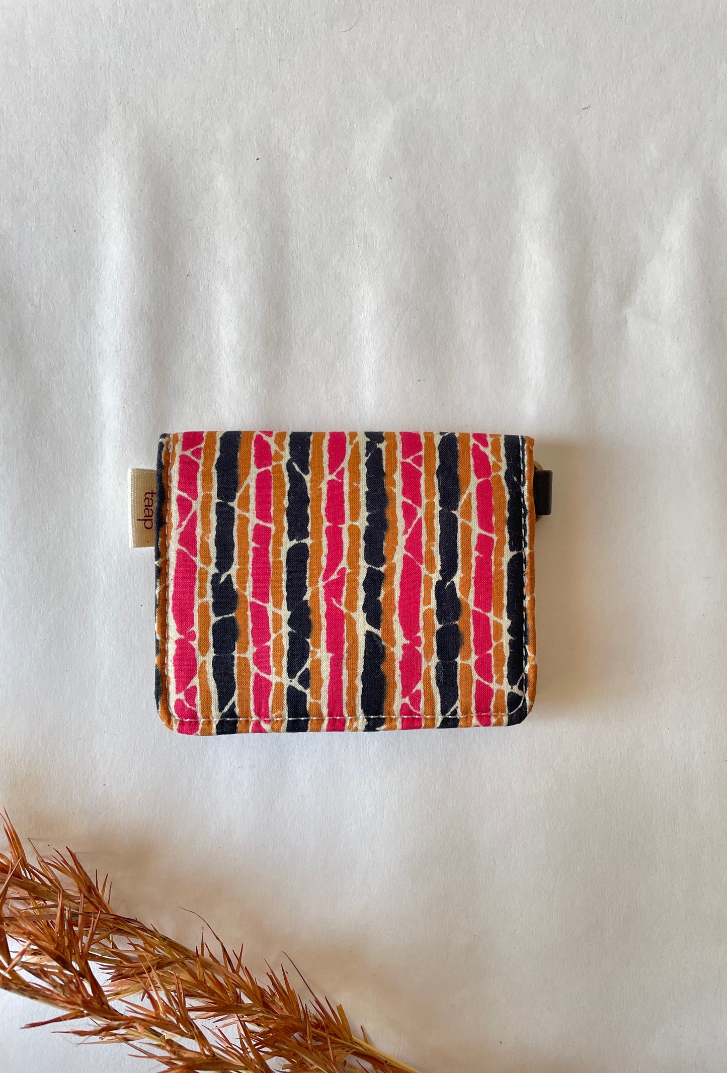Sunset Veins Card Wallet – Compact Security with a Touch of Tradition