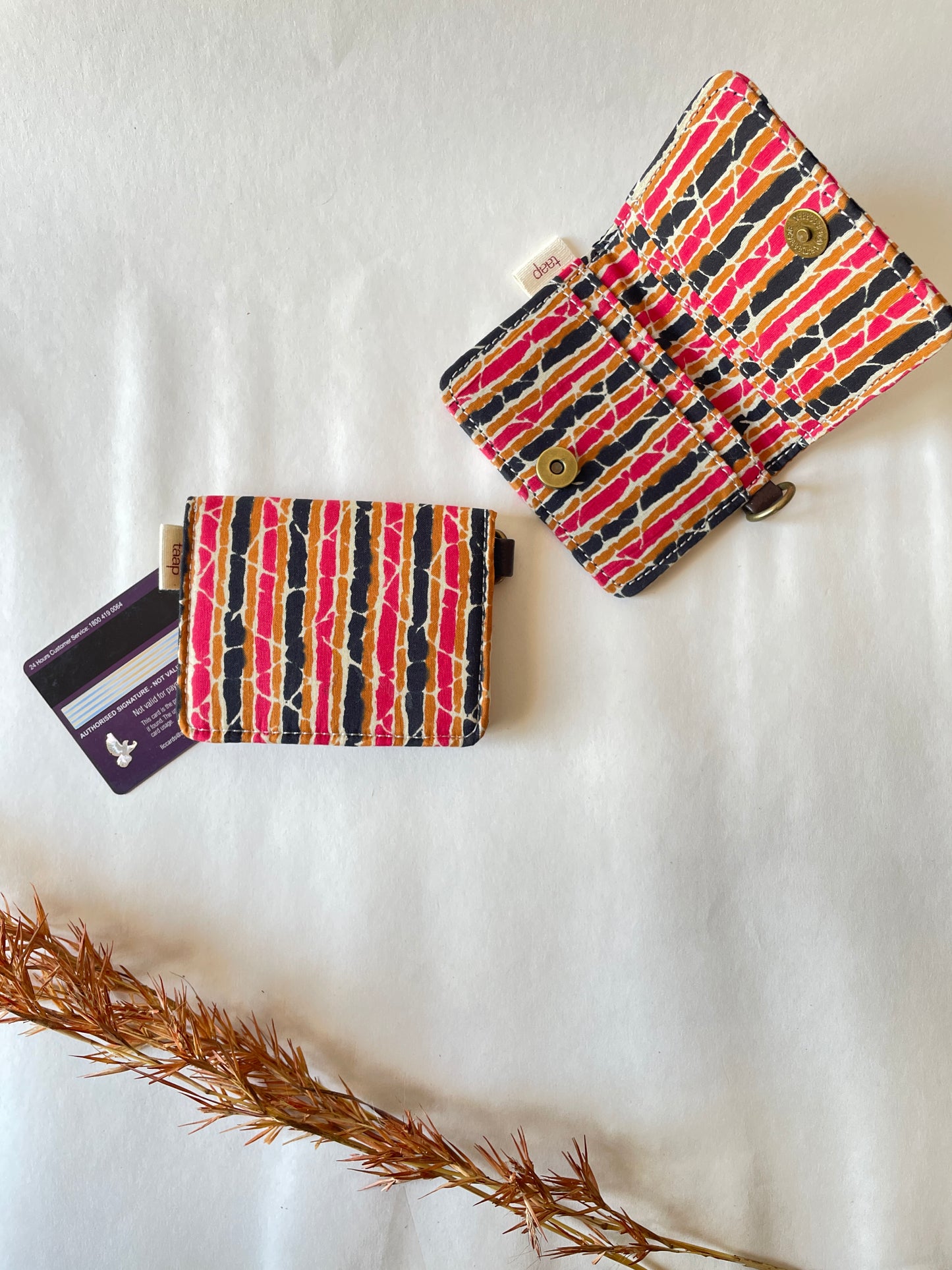 Sunset Veins Card Wallet – Compact Security with a Touch of Tradition