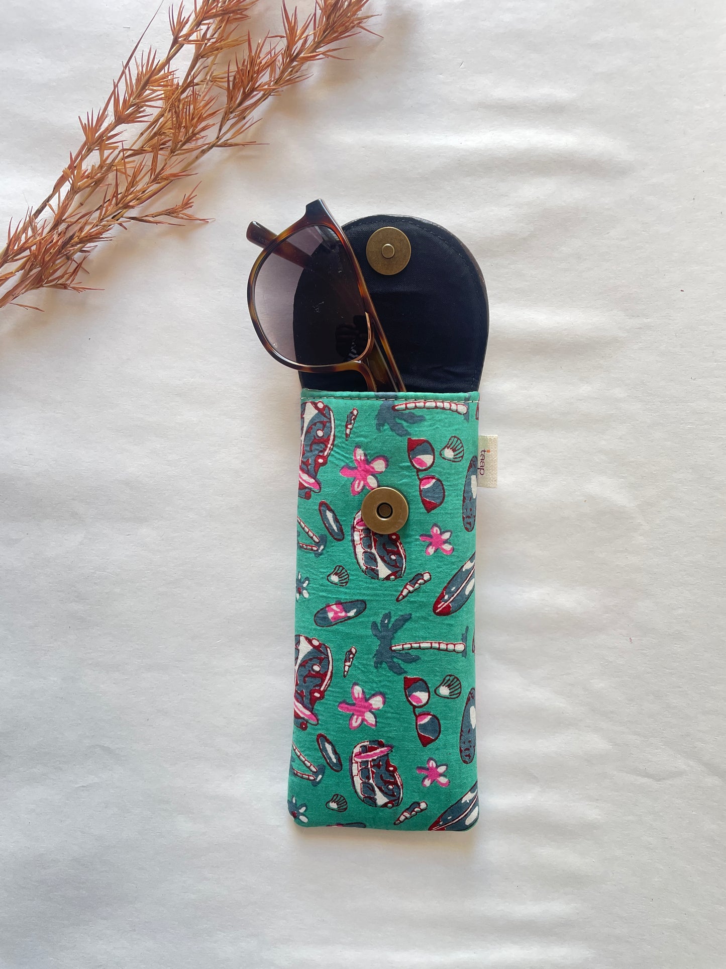Beachy Sunglass Cover – Gentle Guard for Your Shades