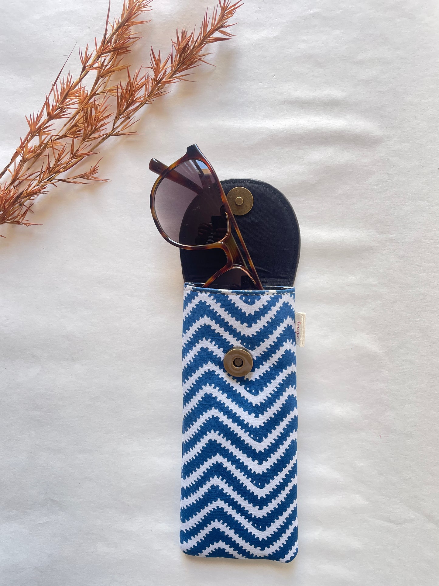 Zig Tide Sunglass Cover – Gentle Guard for Your Shades