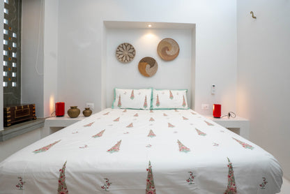 Floral Minaret HandBlock Queen Size Bedsheet Set with 2 Pillow Covers (90”*108”)