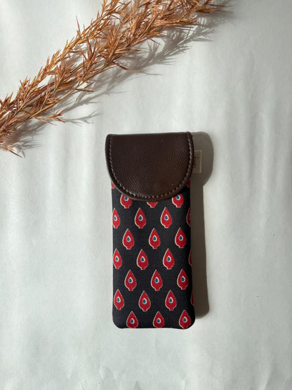 Black Peacock Teardrop Sunglass Cover – Gentle Guard for Your Shades