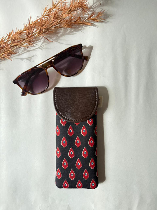 Black Peacock Teardrop Sunglass Cover – Gentle Guard for Your Shades