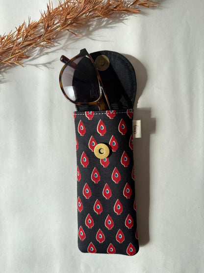 Black Peacock Teardrop Sunglass Cover – Gentle Guard for Your Shades