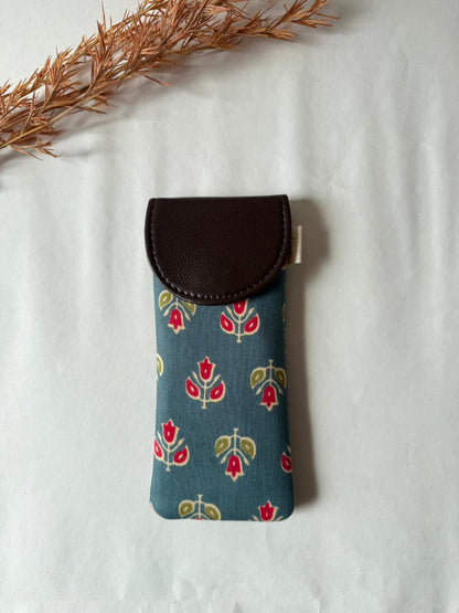 Muted Bloom Sunglass Cover – Gentle Guard for Your Shades
